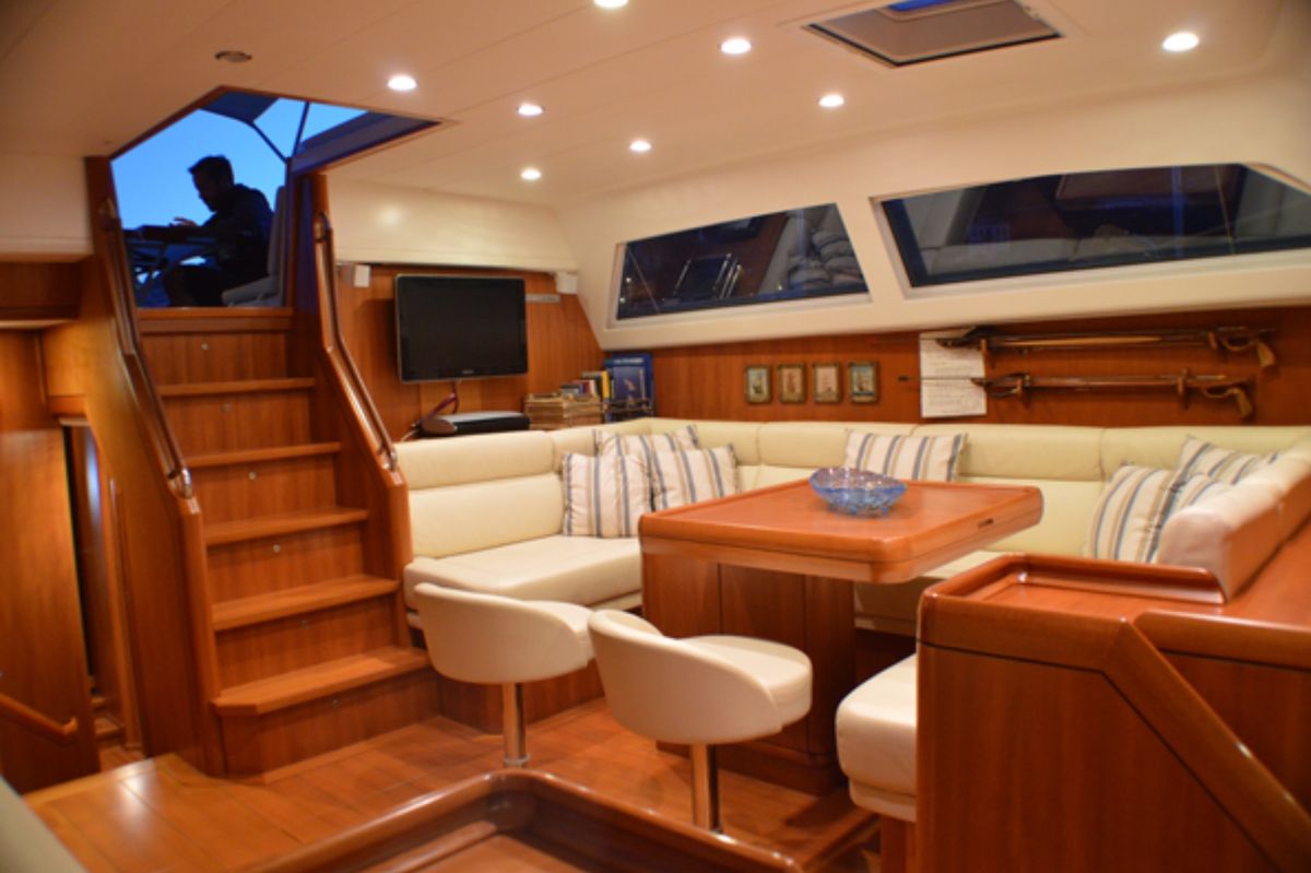 Traitement ignifuge de coussin et banquette d'un bateau de luxe à Canne