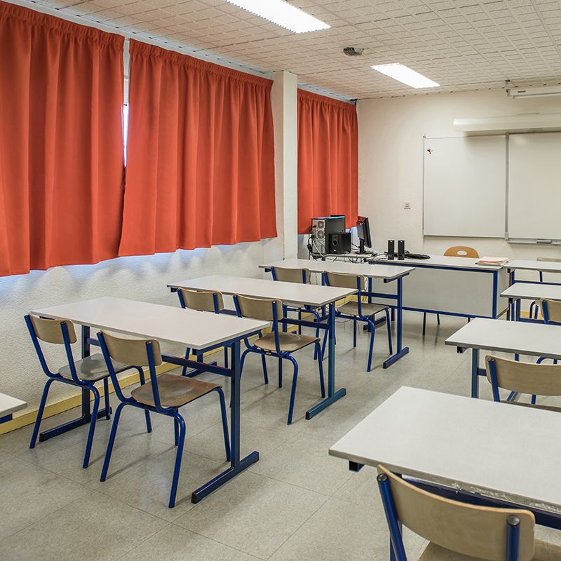 Traitement de rideau d'un e ecole contre le feu avec un produit ignifuge