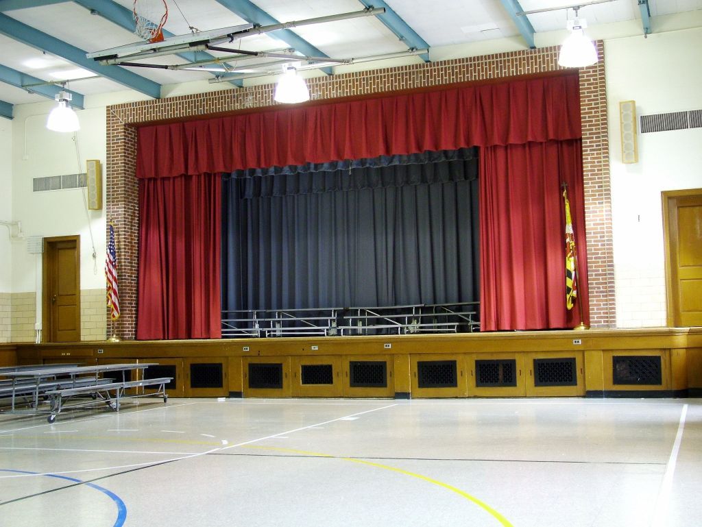 Traitement d'un rideau de salle de spectacle avec un produit ignifuge classement M1