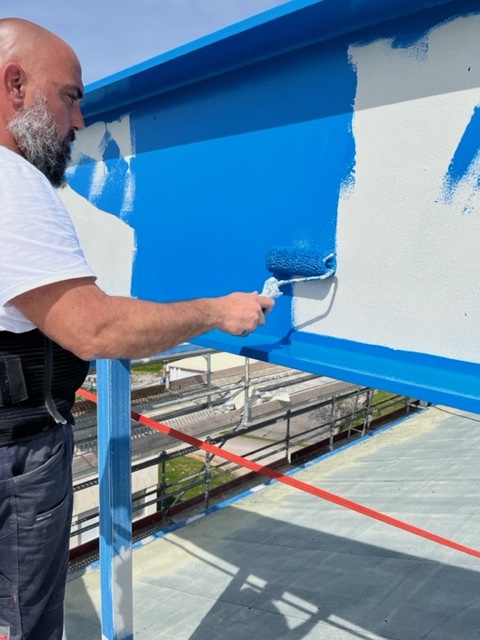 Application d'une peinture anticorrosion sur charpente métallique à MAMIROLLE École d'industrie laitière 