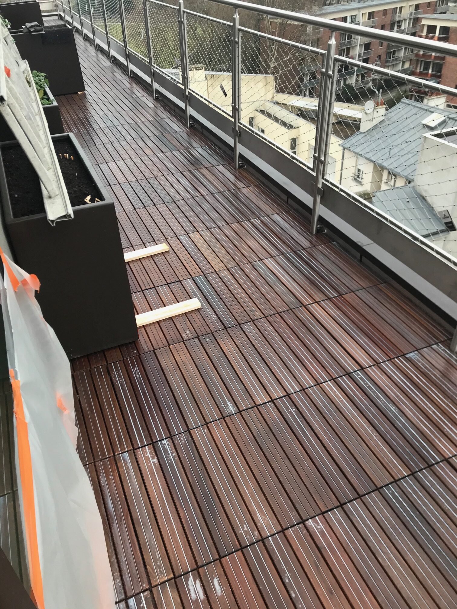Traitement ignifuge d'une terrasse exotique en bois dans un hôtel de Paris
