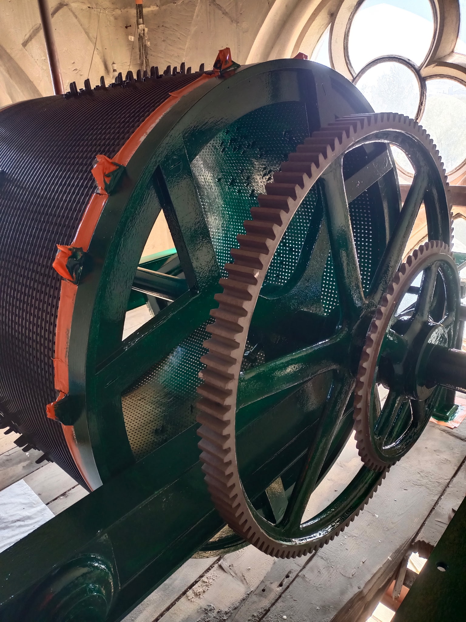 Décapage d'un tambour carillon avec peinture 