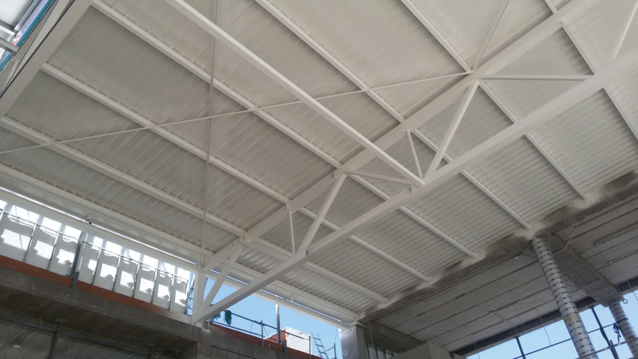 Travaux d'ignifugation de charpente métallique avec de la peinture intumescente 