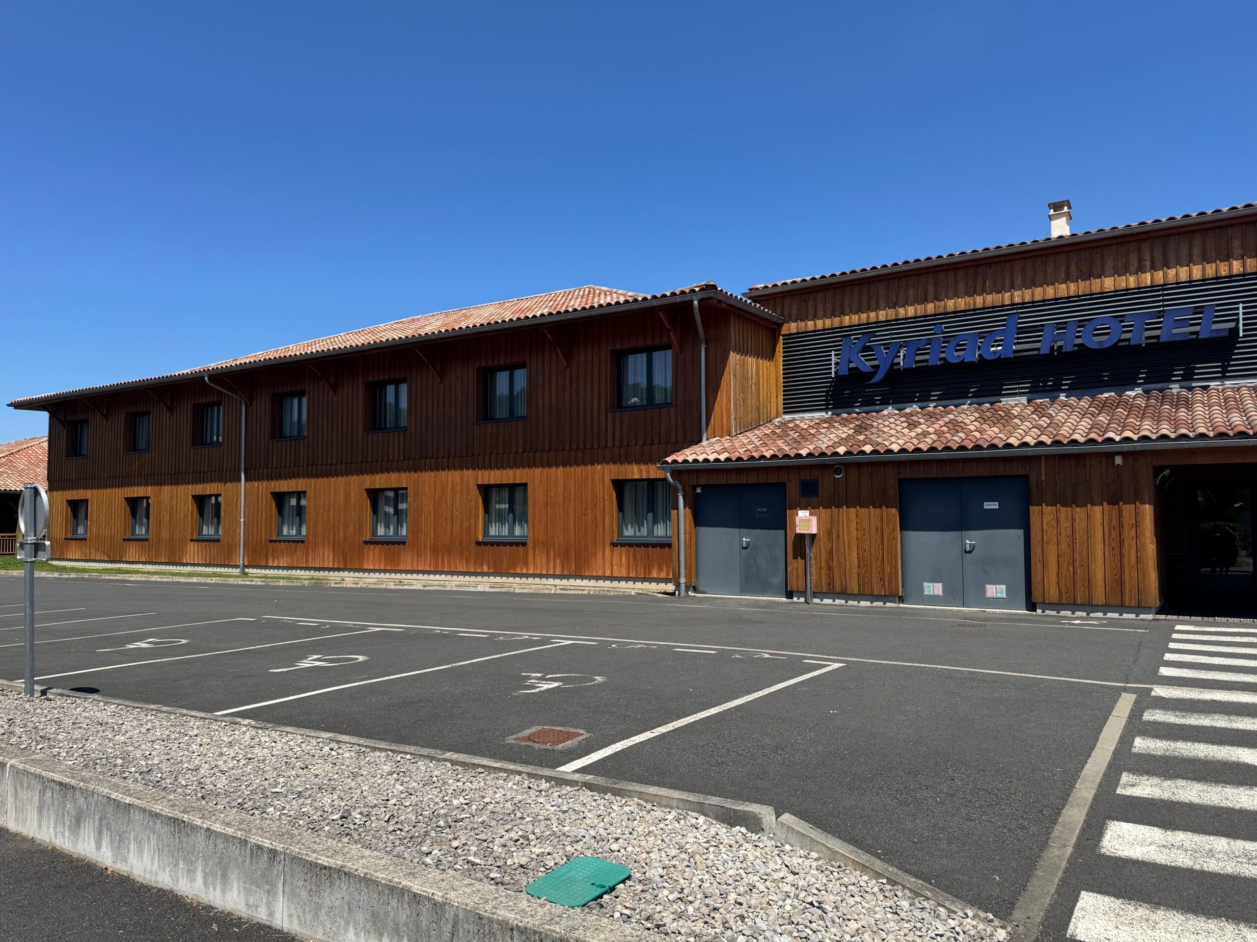 Application d'un saturateur ignifuge sur un bardage bois hôtel kyriad